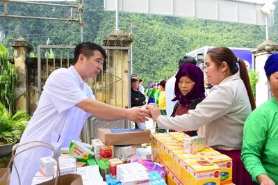 Khám bệnh, cấp thuốc miễn phí và trao kinh phí hỗ trợ xóa nhà tạm tại xã Phố Bảng