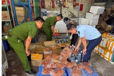 Cơ sở ở Tây Mỗ bày bán thực phẩm không nhãn mác, không rõ nguồn gốc