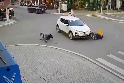 Cùng phóng nhanh qua giao lộ, ô tô húc bay người đi xe máy