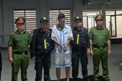 Huấn Hoa Hồng bị bắt