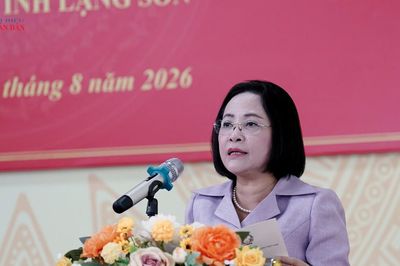Phó Chủ tịch Quốc hội Nguyễn Thị Thanh thăm, tặng quà học sinh có hoàn cảnh khó khăn tại Lạng Sơn