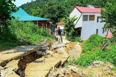 Lên phương án ổn định cuộc sống cho 17 hộ dân dưới chân núi bị sạt lở