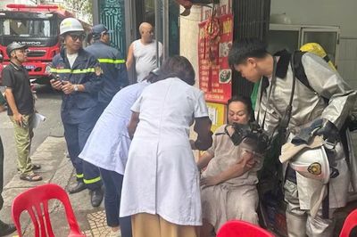 Cảnh sát giải cứu phụ nữ mắc kẹt trong đám cháy