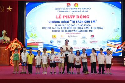 Tặng sách giáo khoa cho học sinh khó khăn tại xã Hoài Đức