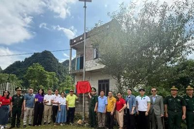 Đồn Biên phòng Ngọc Côn khánh thành công trình 'Thắp sáng vùng biên' tại xóm Bo Nặm