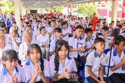 Gần 400 học sinh hoàn thành lớp học chữ Khmer hè