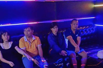 Đột kích phòng hát karaoke, phát hiện Lò Thị Vi và Lò Thị Dương đang 'làm chuyện mờ ám' cùng 2 người đàn ông
