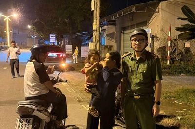 Phát hiện cháu bé 5 tuổi đi một mình trong đêm, công an lập tức vào cuộc