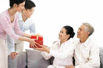 Báo hiếu thời hiện đại: Khi yêu thương không thể đo bằng tiền