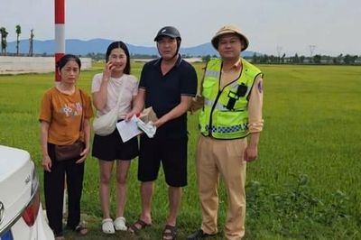 Cảnh sát giao thông tuần tra nhặt được 200 triệu đồng, liền tìm người đánh rơi trao trả lại