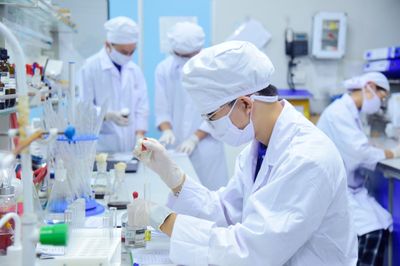 Điểm chuẩn ngành Dược liên tục giảm: Ngành học này đang mất sức hút?