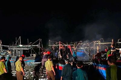 5 tàu cá bốc cháy ngùn ngụt lúc rạng sáng, thiệt hại 6 tỷ đồng