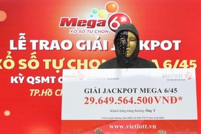 Mua vé số bán dạo, người đàn ông ở TP.HCM trúng độc đắc gần 30 tỷ đồng