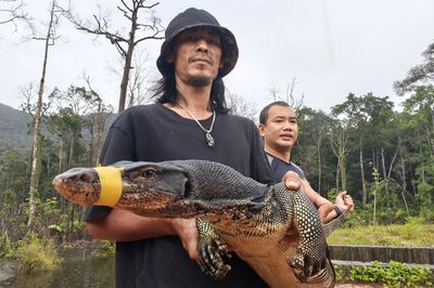 Kỳ đà hoa dài 2 mét, nặng 20 kg bò vào bếp một nhà hàng ở Phú Quốc