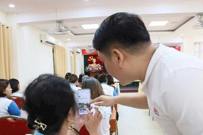 Đẩy mạnh ứng dụng công nghệ và chuyển đổi số cho phụ nữ phường Cửa Nam