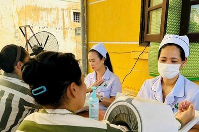 Khám sức khỏe, tặng quà cho hơn 300 nữ phạm nhân Trại giam Thanh Xuân