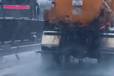 Hà Nội: Tài xế xe bồn để nước thải chảy tràn trên đường Vành đai 3 trên cao bị xử phạt