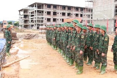 Bộ đội góp sức dựng trường nội trú vùng biên