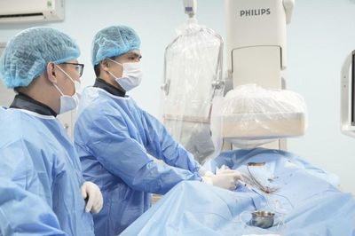 Nút mạch kết hợp phẫu thuật nội soi điều trị ung thư gan đa ổ