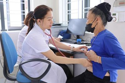 Bộ Y tế đề xuất phụ cấp ưu đãi đến 80% với nhân viên y tế ở vùng khó khăn