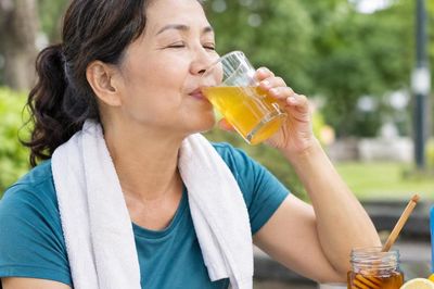 Sau tuổi 50: Người tăng acid uric có cần tránh mật ong?