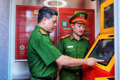 Có gì trong 'Trạm Cảnh sát thông minh' vừa xuất hiện bên hồ Hoàn Kiếm?