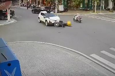 Shipper bị taxi tông bay lên không, cú 'hạ cánh' khiến ai cũng thót tim