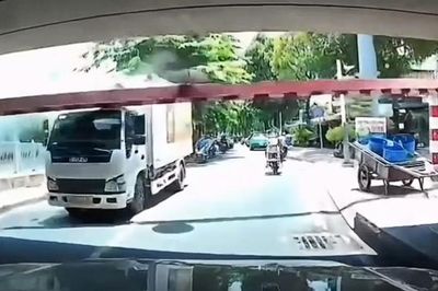 Hú hồn cảnh xe tải húc sập thanh giới hạn chiều cao ở dạ cầu Bông
