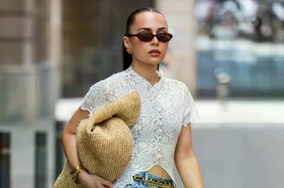 Tham khảo công thức phối đồ với các kiểu blouse trắng được stylist tin tưởng