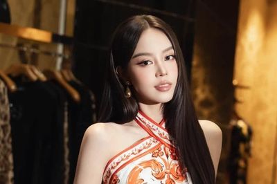 Hoa hậu Thanh Thủy lại khiến netizen trầm trồ với bờ vai móc áo đẹp hiếm thấy