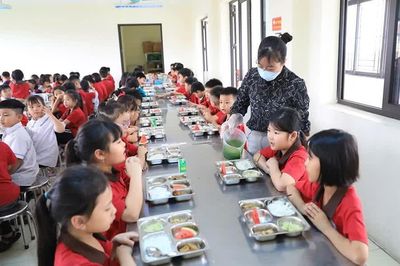 Hà Nội chỉ đạo hỗ trợ tiền ăn cho học sinh tiểu học, phê duyệt mô hình tổ chức bữa ăn bán trú