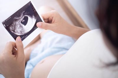 Ba tháng đầu thai kỳ, mẹ bầu cần hạn chế những món này