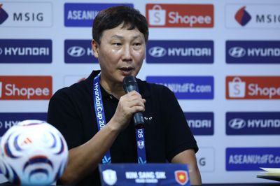 HLV Kim: Thắng 2-0 nhưng trận này khó khăn đấy