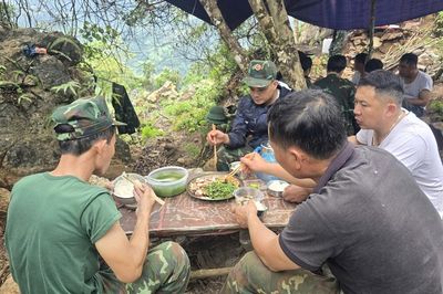 Bữa cơm đơn sơ giữa rừng của những chiến sĩ tìm kiếm, quy tập hài cốt liệt sĩ