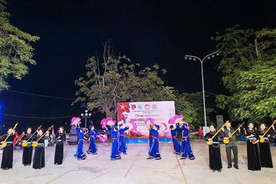 Tiếng Then ngân vang trên phố đi bộ Minh Xuân