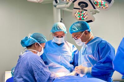 Bé trai 26 tháng tuổi bị chó nhà cắn nát vùng mặt, tổn thương sát động mạch cảnh