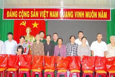 Trao quà gia đình chính sách, hộ nghèo khu vực biên giới biển Vĩnh Long