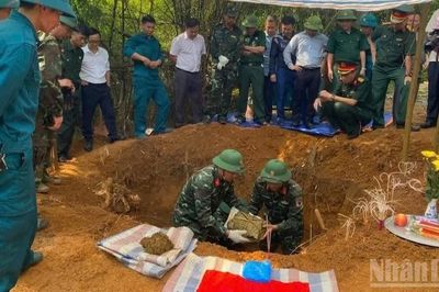 Khai quật, cất bốc 2 phần mộ liệt sĩ tại phường Cam Đường, tỉnh Lào Cai