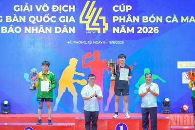 Trần Mai Ngọc lần đầu đăng quang ngôi hậu đơn nữ