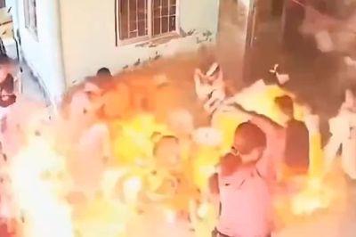 [Video] 2 người bị bỏng nặng do nổ bình gas mini tại Cà Mau