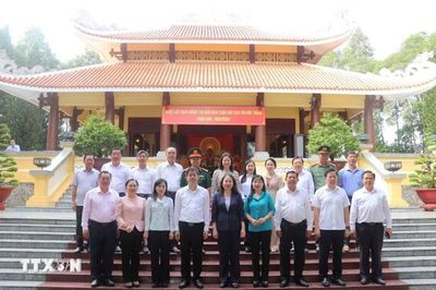 Phó chủ tịch nước Võ Thị Ánh Xuân dâng hương tưởng nhớ Chủ tịch Tôn Đức Thắng