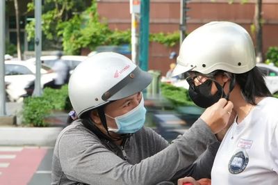 Chân trời dựng lên từ tấm lưng cong