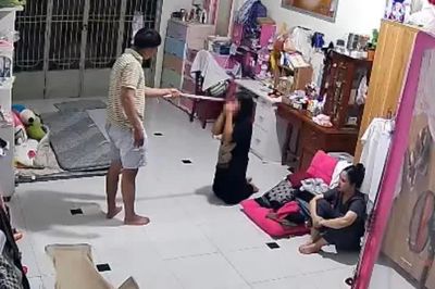 Sau ly hôn, nên giao con cho ai nuôi?