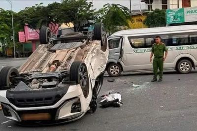Xe 16 chỗ tông lật taxi, 9 người bị thương