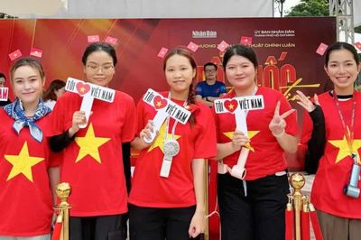 Hàng ngàn bạn trẻ tại TPHCM xếp hàng nhận vé 'Concert Quốc gia: Tổ quốc trong tim'
