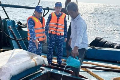 Bắt giữ tàu vận chuyển trái phép 130.000 lít dầu trên vùng biển Cà Mau
