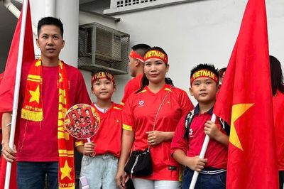 Kiều bào và người hâm mộ chờ chiến thắng của đội tuyển Việt Nam