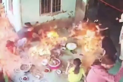 Cà Mau: Bình gas mini phát nổ, 2 người bị bỏng nặng