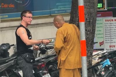 [GALLERY] Cận cảnh màn 'làm tiền' du khách ở chợ Bến Thành