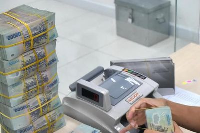 [VIDEO] Tiền gửi dân cư lập kỷ lục 11 triệu tỷ đồng, lãi suất vọt gần 10% mỗi năm